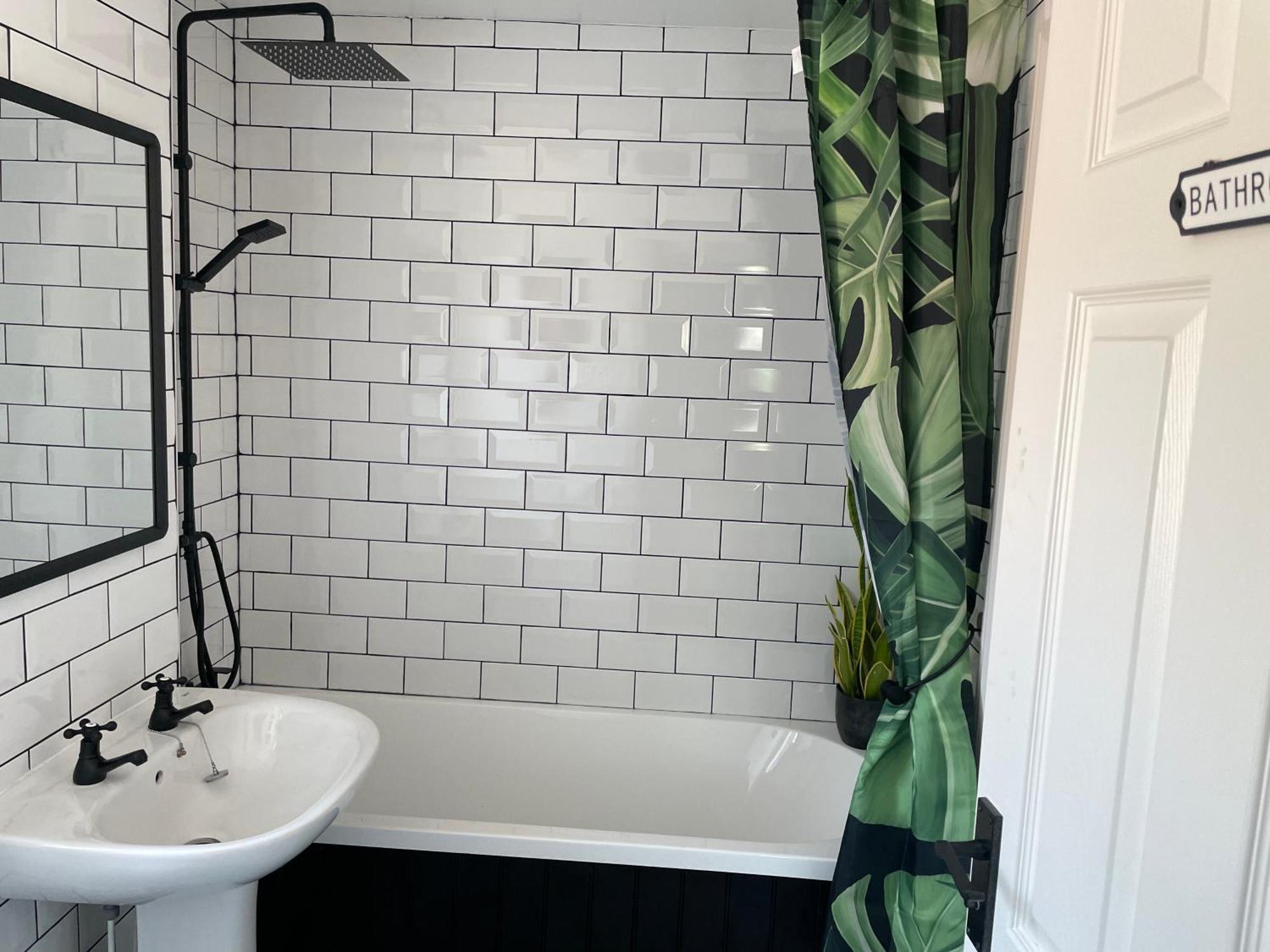Cosy Home From Home With Private Bathroom - Free Parking Cardiff Eksteriør bilde